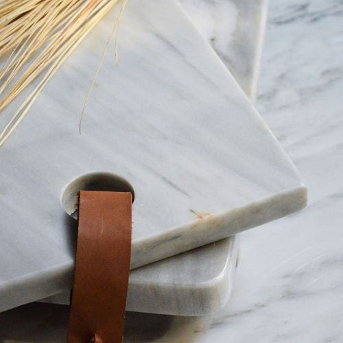 Mérida Marble Cutting Board with Leather Strap